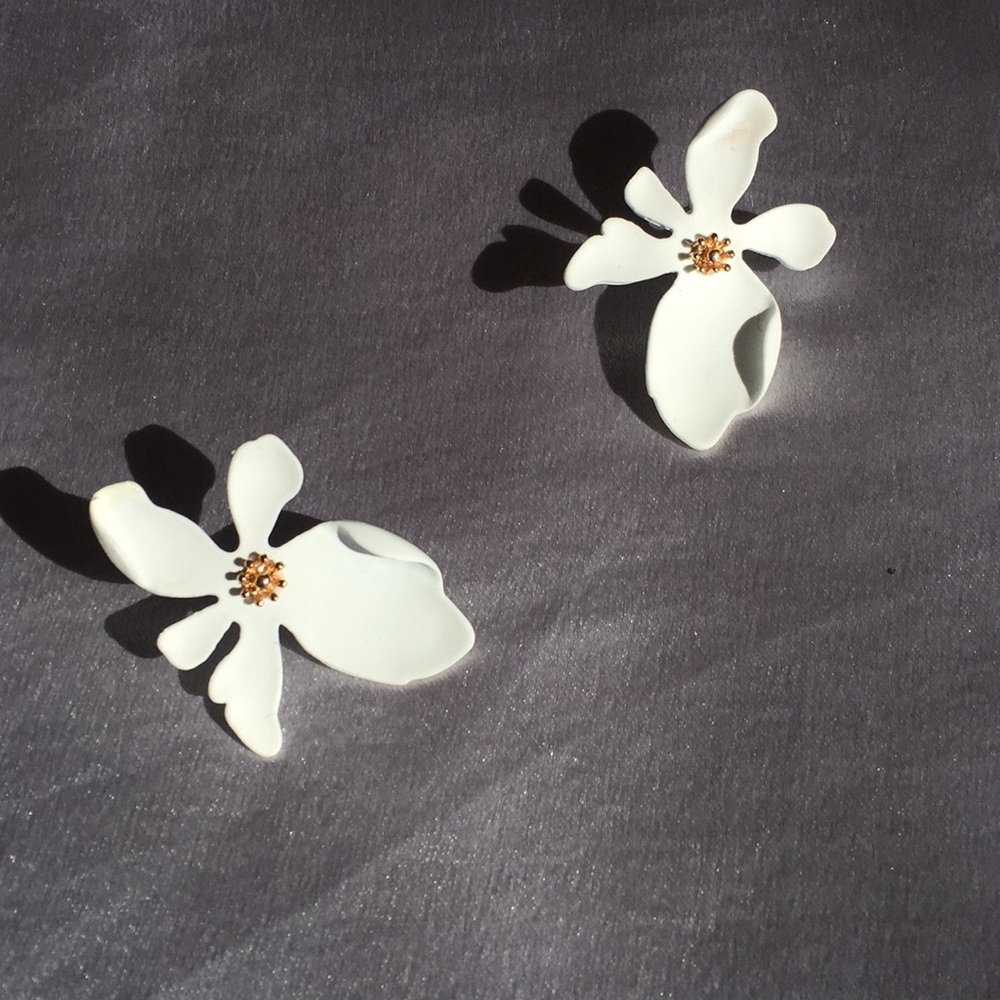 NWOT Beautiful White&Gold Flower Earrings *Spring* - Picture 1 of 4